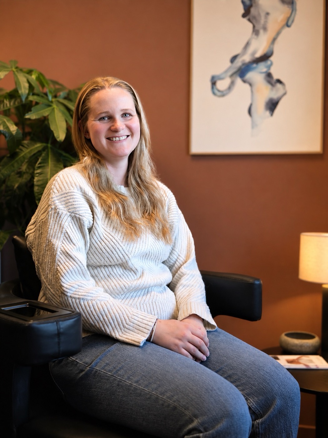 Merete sitter i behandlingsstolen hos Bedre Bekken